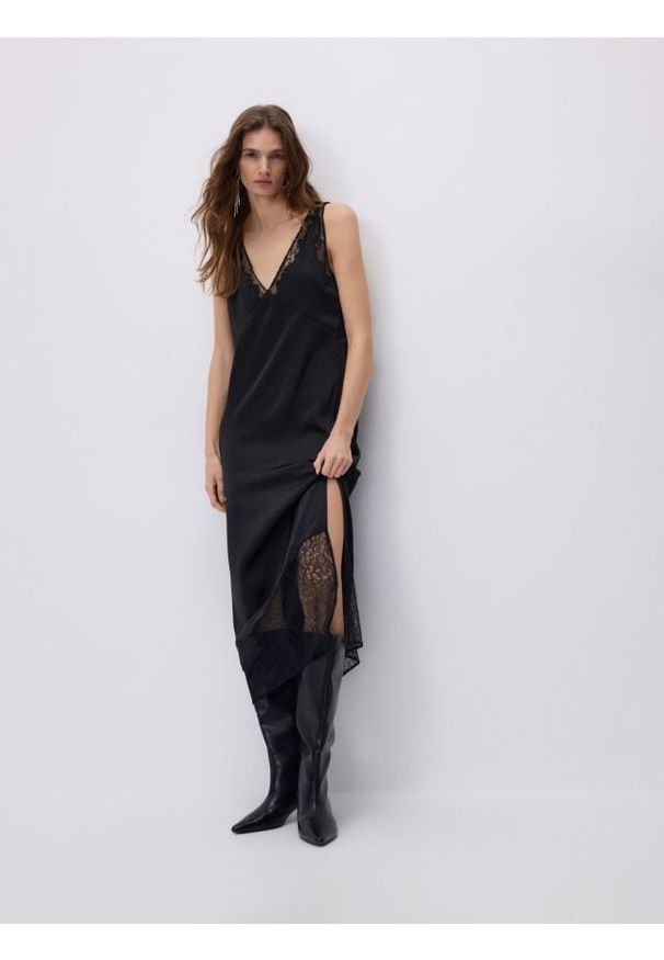 Reserved - Sukienka midi z koronką - czarny. Kolor: czarny. Materiał: koronka. Wzór: koronka. Typ sukienki: proste. Długość: midi