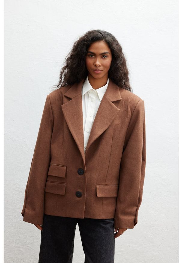 Marsala - Wełniana marynarka o prostym kroju w kolorze CAMEL - RICHMOND-UNI. Materiał: wełna. Długość rękawa: długi rękaw. Długość: długie. Styl: elegancki, sportowy, klasyczny