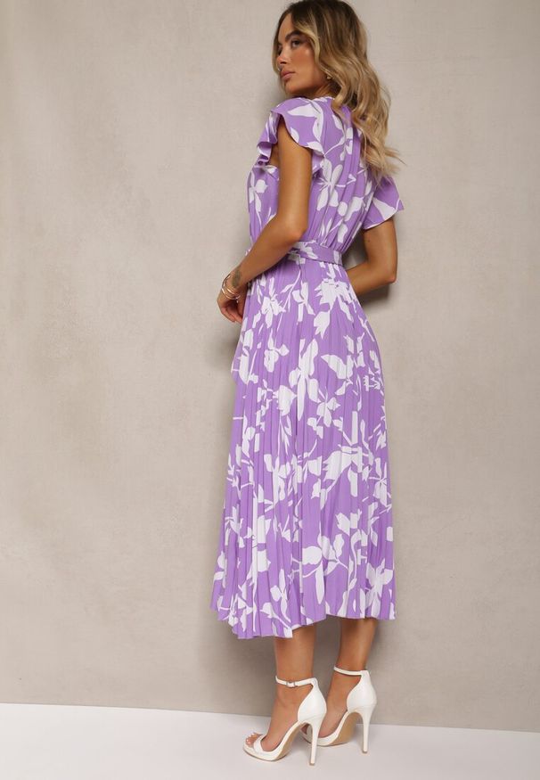 Renee - Fioletowa Sukienka z Kopertowym Dekoltem Plisowanym Dołem Wykończona w Talii Paskiem i Gumką Elsavia. Okazja: na imprezę, na co dzień. Kolor: fioletowy. Materiał: len. Długość rękawa: krótki rękaw. Sezon: lato. Typ sukienki: kopertowe. Styl: wizytowy, casual, elegancki