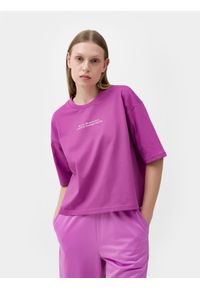 4f - T-shirt crop top z bawełny organicznej damski. Kolor: fioletowy. Materiał: bawełna. Wzór: nadruk