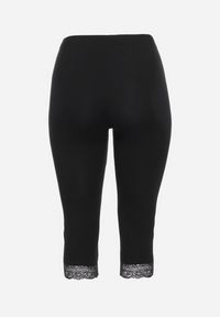 Born2be - Czarne Spodnie Bawełniane Legginsy 3/4 z Koronką Amaratna. Okazja: na co dzień. Stan: podwyższony. Kolekcja: plus size. Kolor: czarny. Materiał: bawełna, koronka. Wzór: koronka. Styl: elegancki, casual