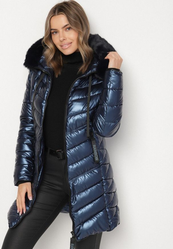 Born2be - Granatowa Pikowana Kurtka o Taliowanym Kroju z Kapturem z Futerkiem Naleanna. Okazja: na co dzień. Typ kołnierza: kaptur. Kolor: niebieski. Materiał: futro. Styl: casual