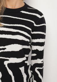 Born2be - Czarny Sweter o Prostym Kroju w Zebrę Unida. Okazja: na spotkanie biznesowe, do pracy, na co dzień. Kolor: czarny. Materiał: jeans. Długość rękawa: długi rękaw. Długość: długie. Wzór: motyw zwierzęcy. Styl: elegancki, biznesowy, casual #4