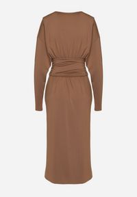 Born2be - Brązowa Sukienka Kopertowa z Wiskozą Zdobiona Marszczeniem Edivana. Kolor: brązowy. Materiał: wiskoza. Wzór: aplikacja. Typ sukienki: kopertowe. Styl: klasyczny, elegancki #6