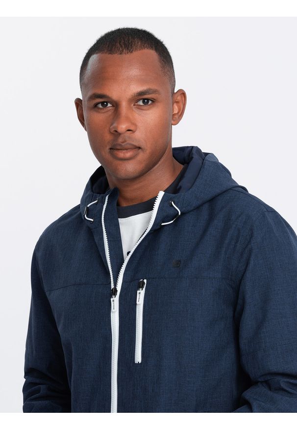 Ombre Clothing - Lekka sportowa kurtka męska z polarową podszewką – granatowa V2 OM-JANP-0136 - XXL. Typ kołnierza: kołnierzyk stójkowy. Kolor: niebieski. Materiał: polar. Wzór: aplikacja, melanż, nadruk, ze splotem. Styl: sportowy