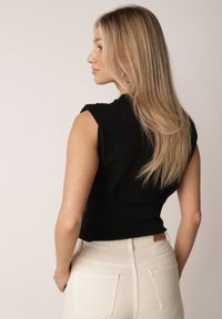 Born2be - Czarny Top Bez Rękawów z Wiskozą z Łańcuszkiem i Usztywnianymi Ramionami Shylisa. Okazja: na co dzień, do pracy. Kolor: czarny. Materiał: wiskoza. Długość rękawa: bez rękawów. Długość: długie. Wzór: aplikacja. Styl: casual #5