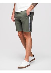Ombre Clothing - Męskie dresowe szorty z lampasami i ściągaczem w pasie – oliwkowe V2 - Rozmiar: M. Okazja: na co dzień. Kolor: oliwkowy. Materiał: dresówka. Wzór: aplikacja. Styl: casual, retro