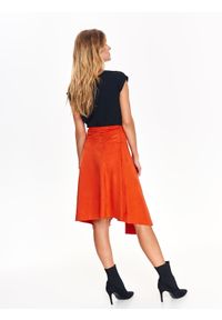 TOP SECRET - Pomarańczowa spódnica z imitacji zamszu w modnym fasonie. Okazja: na co dzień. Stan: podwyższony. Kolor: pomarańczowy. Materiał: zamsz. Długość: długie. Sezon: zima, jesień. Styl: casual, elegancki #4