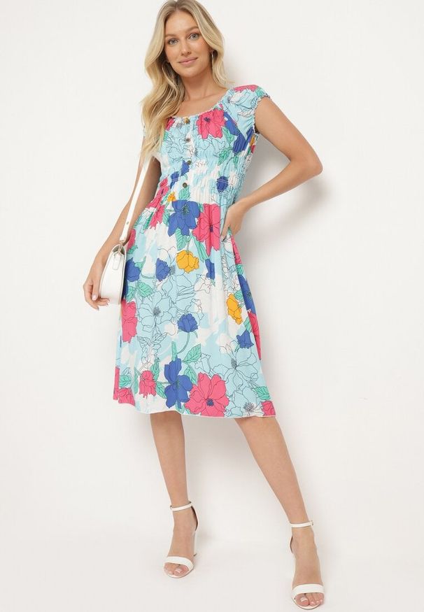 Born2be - Jasnoniebieska Bawełniana Sukienka o Rozkloszowanym Kroju z Gumką w Talii w Kwiatowy Wzór Rishta. Kolor: niebieski. Materiał: bawełna. Wzór: kwiaty. Sezon: lato. Styl: street