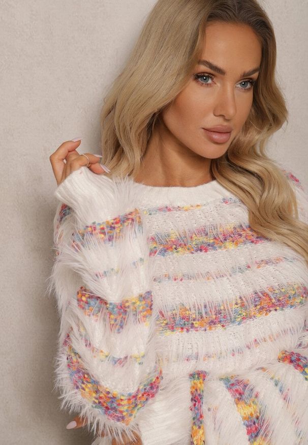 Renee - Biały Sweter o Włochatej Fakturze w Kolorowe Paski z Dzianiny z Wełną Rinzina. Okazja: na co dzień. Kolor: biały. Materiał: dzianina, wełna. Długość rękawa: długi rękaw. Długość: długie. Wzór: kolorowy, paski. Styl: elegancki, casual
