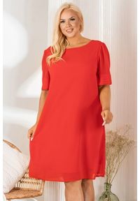 KARKO - Sukienka trapezowa wizytowa skromna szyfonowa NILA czerwona PROMOCJA. Okazja: na komunię, na spotkanie biznesowe. Kolor: czerwony. Materiał: szyfon. Typ sukienki: trapezowe. Styl: wizytowy. Długość: midi #1