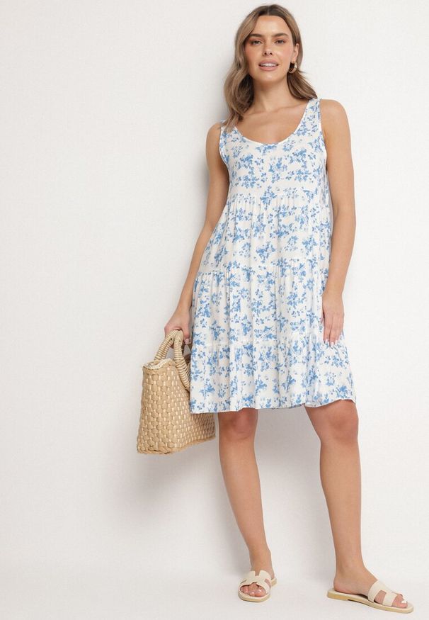 Born2be - Biało-Niebieska Rozkloszowana Sukienka z Bawełny z Kwiatowym Wzorem Anniviana. Okazja: na imprezę, na co dzień. Kolor: biały. Materiał: bawełna. Wzór: kwiaty. Typ sukienki: proste. Styl: elegancki, casual, klasyczny