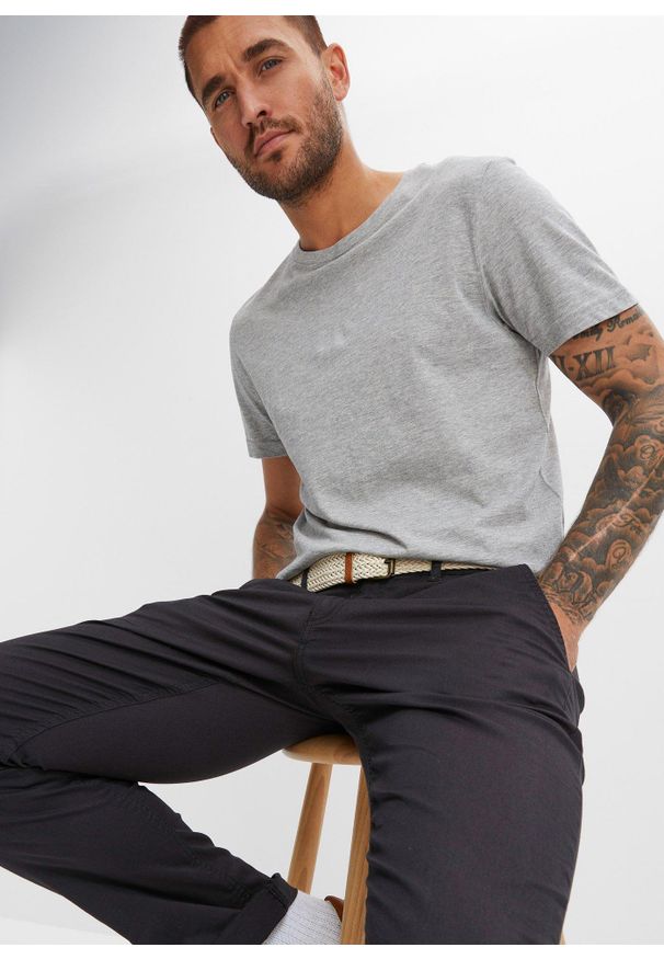 bonprix - Spodnie chinosy regular fit z elastyczną gumką w talii i paskiem, straight. Kolor: czarny