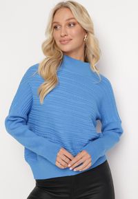 Born2be - Niebieski Sweter z Wełną o Asymetrycznym Fasonie z Tłoczeniem Sarositte. Kolor: niebieski. Materiał: wełna