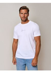 Sinsay - Bawełniana koszulka z krótkim rękawem - biały. Kolor: biały. Materiał: bawełna. Długość rękawa: krótki rękaw. Długość: krótkie