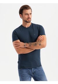 Ombre Clothing - Koszulka męska SLIM FIT z okrągłym dekoltem i logotypem – granatowa V2 OM-TSCT-0220 - XXL. Okazja: na co dzień. Kolor: niebieski. Materiał: bawełna, jersey, dzianina, elastan. Wzór: nadruk. Styl: casual #3