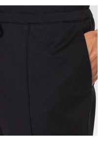 Guess Spodnie materiałowe M3YB18 KBT22 Czarny Regular Fit. Kolor: czarny. Materiał: materiał, wiskoza #4