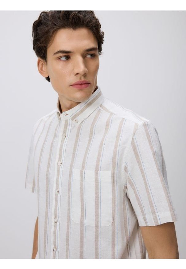 Reserved - Koszula regular z lnem - beżowy. Kolor: beżowy. Materiał: len