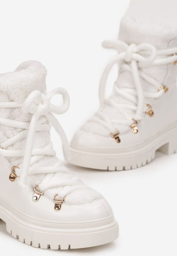 Renee - Białe Traperki Wiązane na Sznurek Ozdobione Kożuszkiem Sidonnie. Okazja: na co dzień. Zapięcie: sznurówki. Kolor: biały. Materiał: jeans, skóra. Wzór: aplikacja. Styl: casual