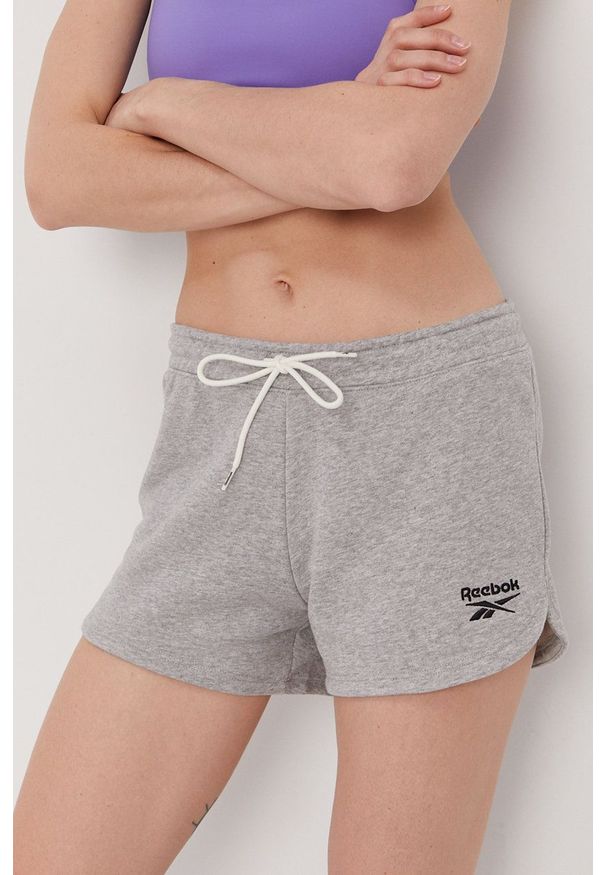 Reebok - Szorty. Okazja: na co dzień. Kolor: szary. Materiał: dzianina, poliester. Wzór: aplikacja. Styl: casual