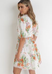 Born2be - Biała Rozkloszowana Sukienka Mini w Kwiaty z Koronką przy Dekolcie i Falbanką Daninia. Kolor: biały. Materiał: koronka. Długość rękawa: krótki rękaw. Wzór: koronka, kwiaty. Długość: mini #4