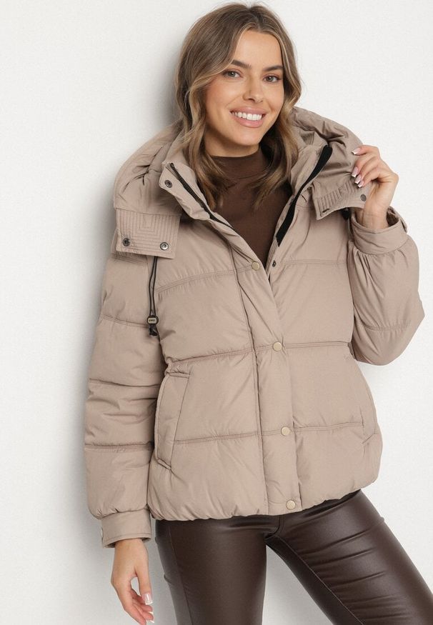 Born2be - Beżowa Kurtka Puffer o Fasonie Oversize z Kapturem i Naszywką Azirva. Okazja: na co dzień. Typ kołnierza: kaptur. Kolor: beżowy. Materiał: dzianina. Wzór: aplikacja. Styl: sportowy, casual