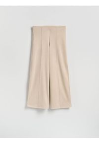 Reserved - Spodnie z przeszyciem - kremowy. Kolor: kremowy. Materiał: dzianina #1