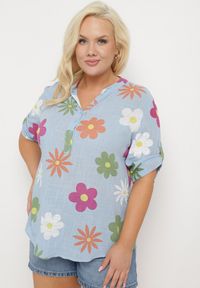 Born2be - Jasnoniebieska Koszula z Lnu i Bawełny w Kwiaty z Krótkim Rękawem Ambubia. Okazja: na co dzień. Typ kołnierza: dekolt w kształcie V. Kolekcja: plus size. Kolor: niebieski. Długość: krótkie. Wzór: kwiaty. Materiał: bawełna, len. Długość rękawa: krótki rękaw. Sezon: lato. Styl: casual