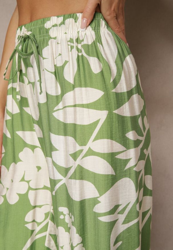 Renee - Ciemnozielone Szerokie Spodnie z Wiskozy High Waist w Kwiatowy Wzór Elaneora. Okazja: na co dzień. Stan: podwyższony. Kolor: zielony. Materiał: wiskoza. Wzór: kwiaty. Styl: elegancki, casual