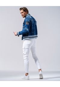 GUNS & TUXEDOS - Jeansowa kurtka z przetarciami Brickell. Kolor: niebieski. Materiał: jeans. Wzór: aplikacja. Sezon: lato, wiosna. Styl: elegancki #4