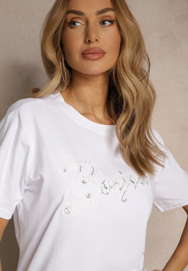 Renee - Biały Bawełniany T-shirt Zdobiony Haftowanym Napisem z Cekinami Ulionis. Kolor: biały. Materiał: bawełna. Wzór: napisy, aplikacja, haft. Styl: klasyczny, elegancki