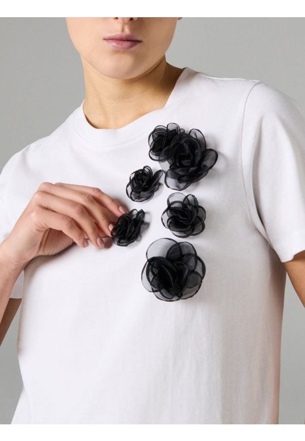 Sinsay - Bawełniana koszulka z kwiatami 3D - biały. Kolor: biały. Materiał: bawełna. Wzór: kwiaty