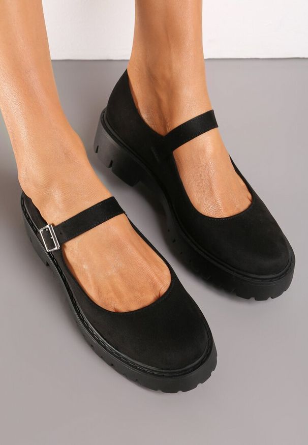 Born2be - Czarne Półbuty z Ekozamszu na Podeszwie z Wycięciami i Paskiem ze Sprzączką Demexa. Okazja: na spotkanie biznesowe. Zapięcie: pasek. Kolor: czarny. Wzór: gładki. Styl: biznesowy
