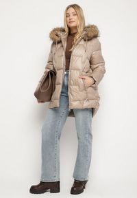 Born2be - Brązowa Kurtka z Pikowanymi Przeszyciami i Kapturem z Futrem Azinga. Okazja: na spacer. Typ kołnierza: golf. Kolekcja: plus size. Kolor: brązowy. Materiał: futro. Styl: elegancki #4