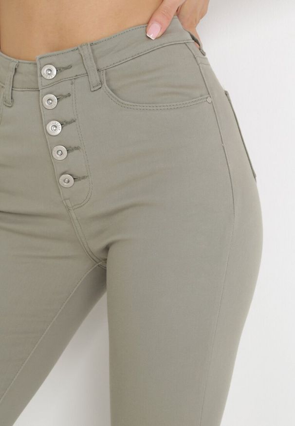 Born2be - Ciemnozielone Spodnie Skinny Kyllienne. Stan: podwyższony. Kolor: zielony. Długość: długie. Sezon: wiosna