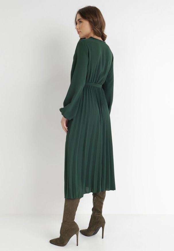 Born2be - Ciemnozielona Sukienka Mesyre. Okazja: na randkę, do pracy. Typ kołnierza: dekolt w kształcie V. Kolor: zielony. Materiał: materiał. Typ sukienki: kopertowe, plisowane. Długość: midi