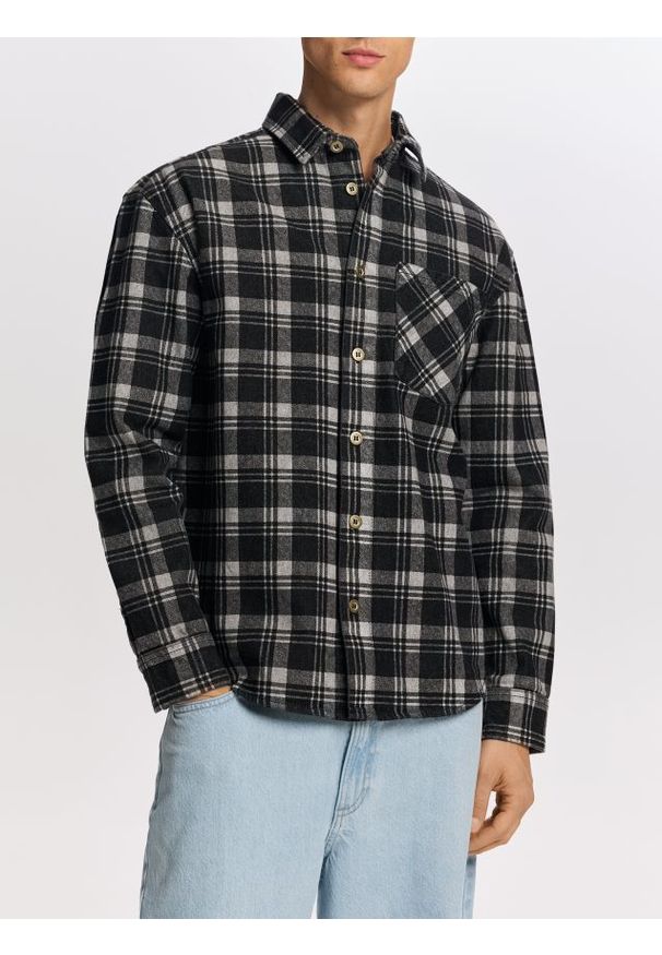 Reserved - Jeansowa koszula regular fit - czarny. Kolor: czarny. Materiał: jeans