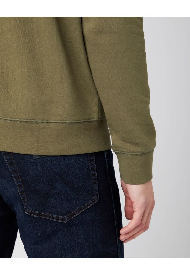 Wrangler - WRANGLER CREW SWEAT MĘSKA BLUZA KLASYCZNA IVY GREEN W6M8HYXIX 112141493. Styl: klasyczny