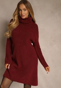 Renee - Bordowa Sweterkowa Sukienka Golf z Wełną i Wiskozą Fedorina. Okazja: na co dzień. Typ kołnierza: golf. Kolor: czerwony. Materiał: wełna, wiskoza. Typ sukienki: oversize. Styl: casual. Długość: midi #1