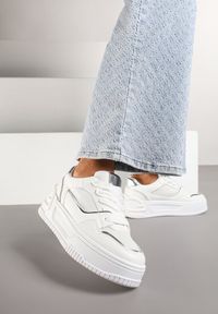 Renee - Białe Sneakersy na Platformie Ozdobionej Tłoczeniem Deovithra. Okazja: na co dzień. Zapięcie: sznurówki. Kolor: biały. Materiał: jeans. Wzór: aplikacja. Obcas: na platformie #3