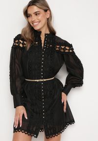 Born2be - Czarna Koronkowa Sukienka Mini z Paskiem i Guzikami Nyloni. Okazja: na co dzień, na randkę. Kolor: czarny. Materiał: koronka. Długość rękawa: na ramiączkach. Typ sukienki: proste. Styl: casual, elegancki. Długość: mini #1