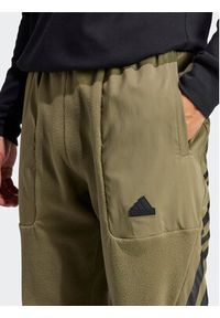 Adidas - adidas Spodnie dresowe Future Icons 3-Stripes IJ8859 Zielony Regular Fit. Kolor: zielony. Materiał: syntetyk #3