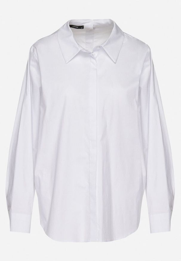 Born2be - Biała Bawełniana Koszula o Kroju Oversize Loborae. Okazja: na co dzień. Typ kołnierza: kołnierzyk klasyczny. Kolor: biały. Materiał: bawełna. Długość rękawa: długi rękaw. Długość: długie. Styl: casual, klasyczny, wizytowy