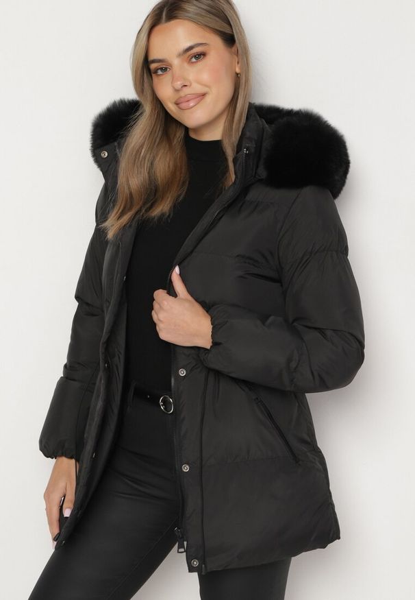 Born2be - Czarna Pikowana Kurtka z Odpinanym Kapturem i Futerkiem Ściągana w Talii Zaisin. Okazja: na co dzień. Kolor: czarny. Materiał: futro. Styl: casual