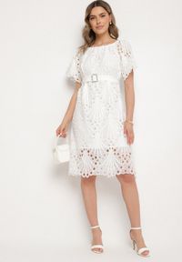 Born2be - Biała Ażurowa Sukienka z Bawełną i Paskiem z Klamrą Mimixa. Okazja: na co dzień. Kolor: biały. Materiał: bawełna. Długość rękawa: krótki rękaw. Wzór: ażurowy. Typ sukienki: proste. Styl: casual, klasyczny #6