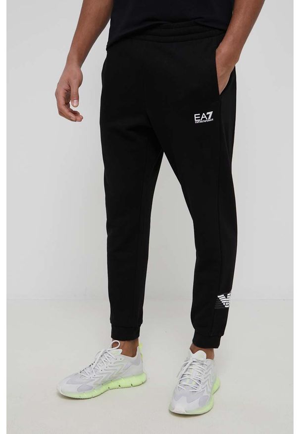EA7 Emporio Armani spodnie bawełniane męskie kolor czarny gładkie. Kolor: czarny. Materiał: bawełna. Wzór: gładki