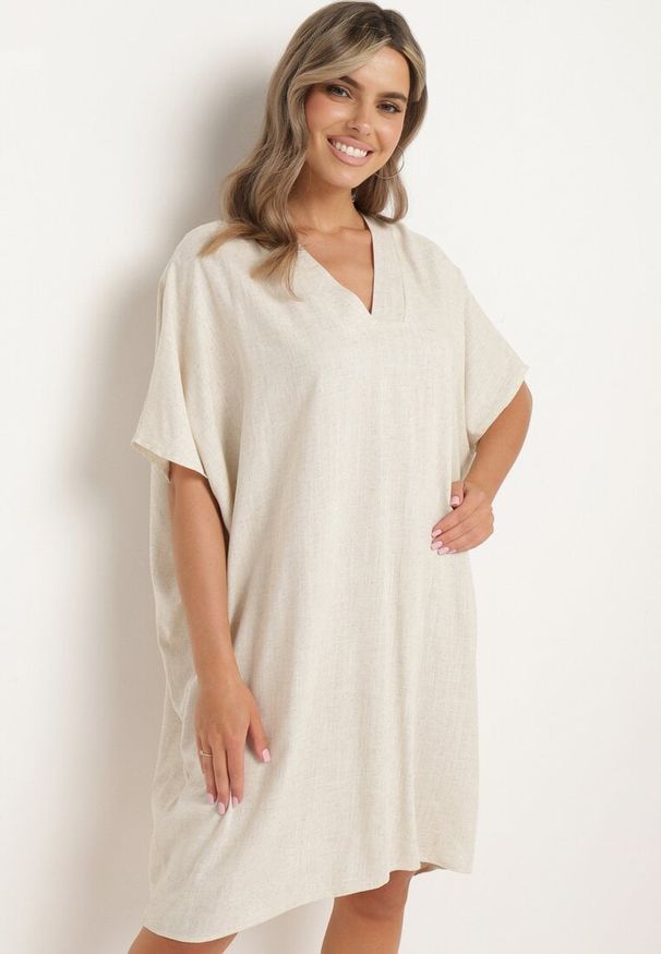 Born2be - Beżowa Bawełniana Sukienka o Pudełkowym Kroju z Dekoltem w Serek Vikonia. Okazja: na co dzień. Typ kołnierza: dekolt w serek. Kolekcja: plus size. Kolor: beżowy. Materiał: bawełna. Typ sukienki: proste, dla puszystych. Styl: wizytowy, elegancki, casual