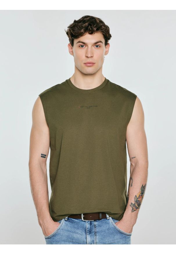 Big-Star - Koszulka męska bez rękawów khaki Irrer 303. Okazja: na co dzień. Kolor: zielony. Materiał: materiał, tkanina. Długość rękawa: bez rękawów. Wzór: moro, nadruk. Styl: militarny, klasyczny, casual