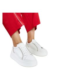 Białe skórzane sneakersy z cyrkoniami Karino. Nosek buta: okrągły. Zapięcie: sznurówki. Kolor: biały. Materiał: skóra. Wzór: aplikacja. Sezon: wiosna, lato. Obcas: na platformie #6