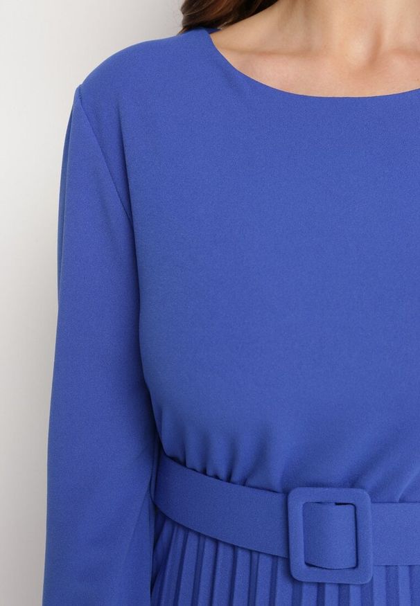 Born2be - Granatowa Sukienka Midi z Plisowaną Spódnicą i Paskiem Ondinetta. Kolor: niebieski. Długość rękawa: długi rękaw. Sezon: wiosna, lato. Styl: elegancki. Długość: midi